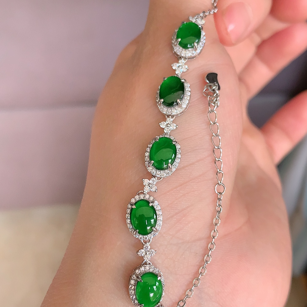 冰润满绿翡翠蛋面手链，水水润润，珠圆玉润，颜色鲜艳，妙明清净，清秀高雅，佩戴效果优雅迷人！性价比超值 W815.28  取一尺寸：10-8-5.3mm    裸石尺寸：5mm