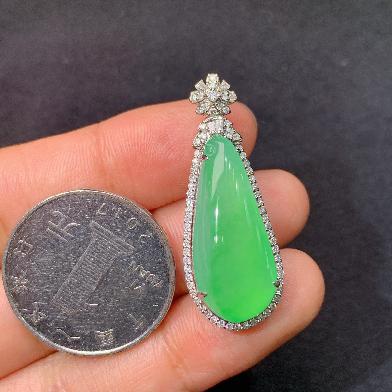 冰翠绿福瓜吊坠，18k金镶嵌，冰润色阳，玉质细腻，种水足，Xj 尺寸34.9*13.2*10.5 F1