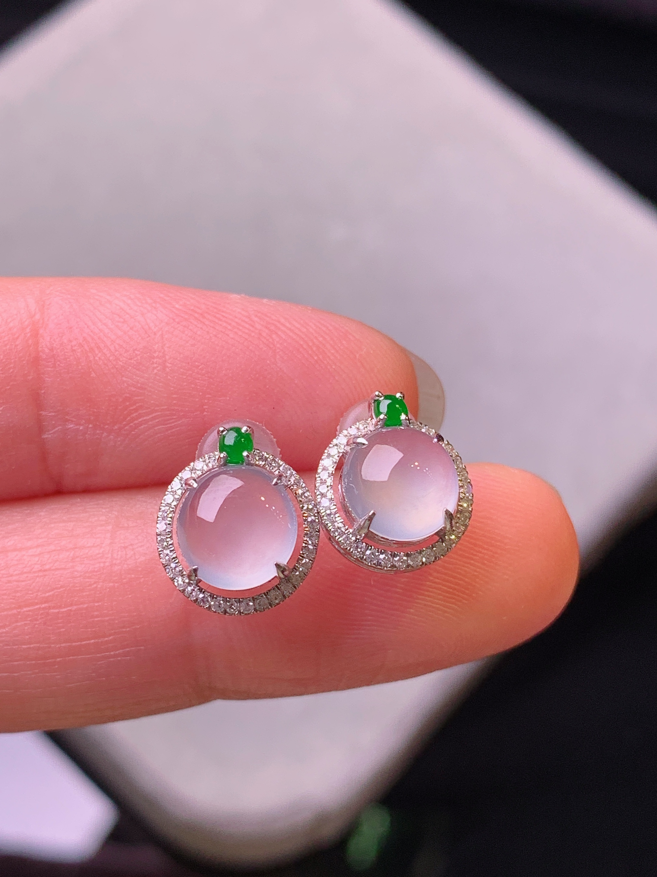 18k金钻镶嵌冰种蛋面耳钉 玉质细腻 色泽艳丽清新 水润亮眼 整体尺寸10.5*9*5.8b2