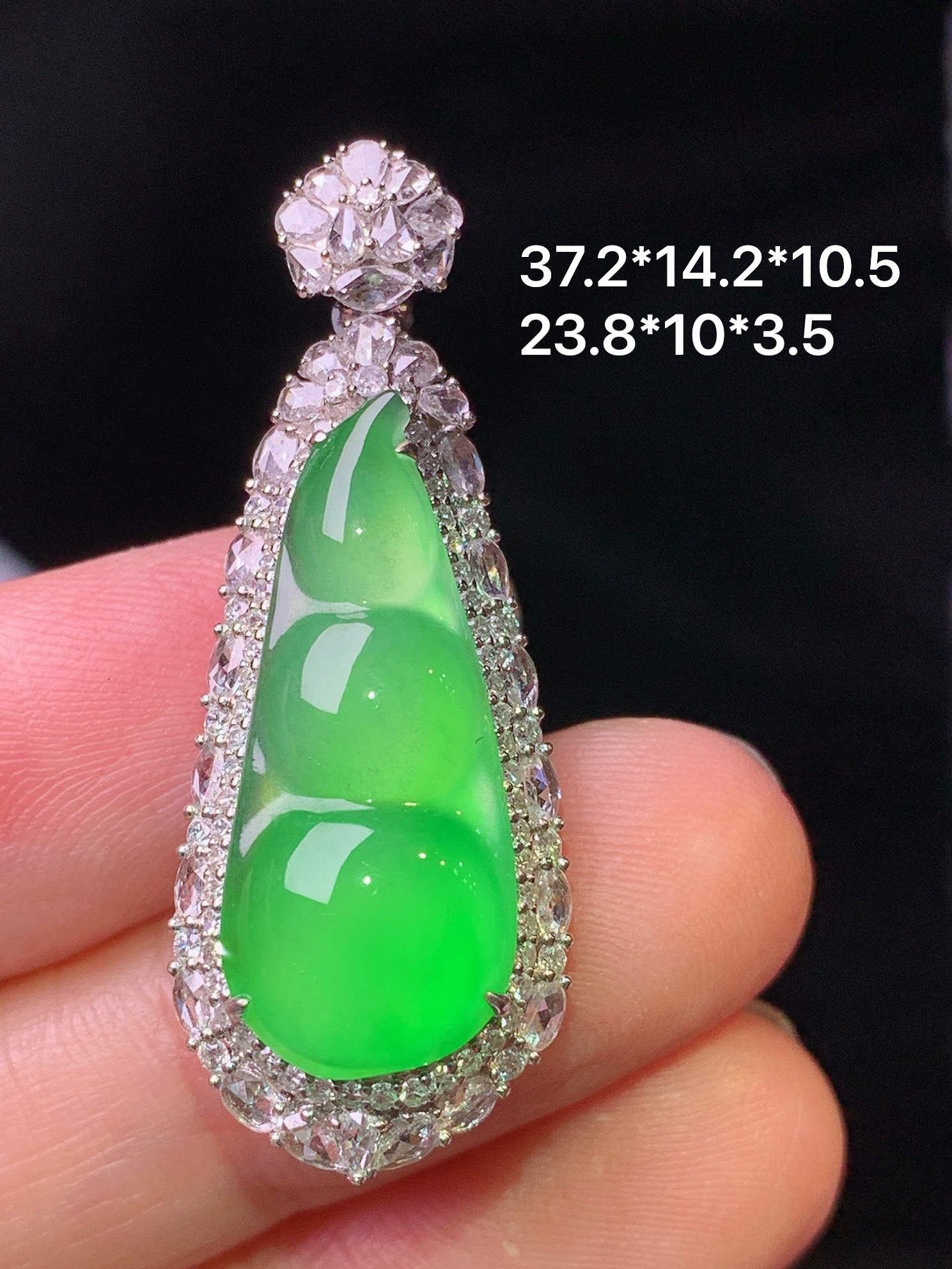 18k金钻镶嵌满绿四季豆吊坠 玉质细腻 色泽艳丽清新 水润亮眼 整体尺寸37.2*14.2*10.5g2