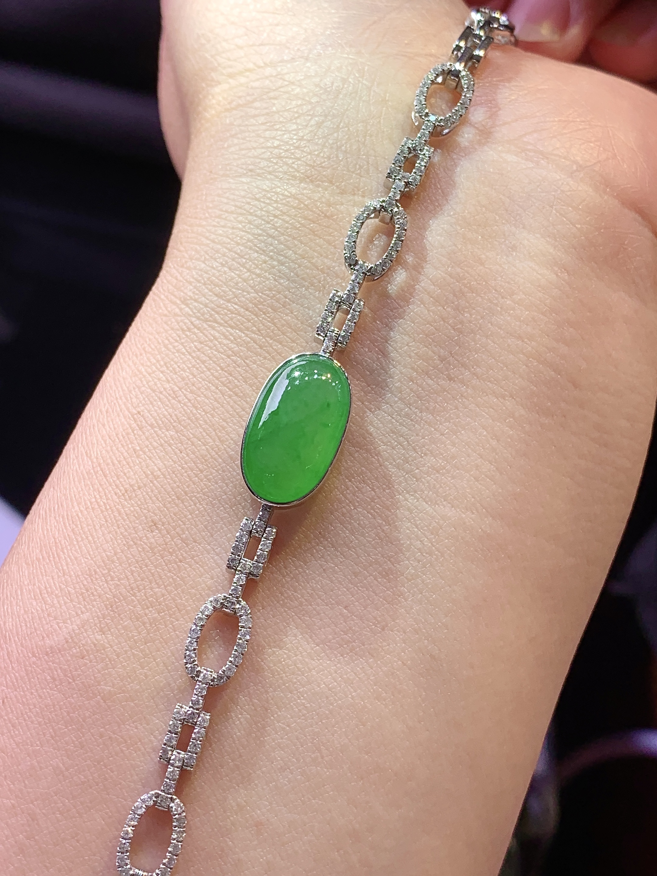 18k金钻镶嵌满绿蛋面手链 玉质细腻 色泽艳丽清新 水润亮眼 整体尺寸170*9.2*5.5m5