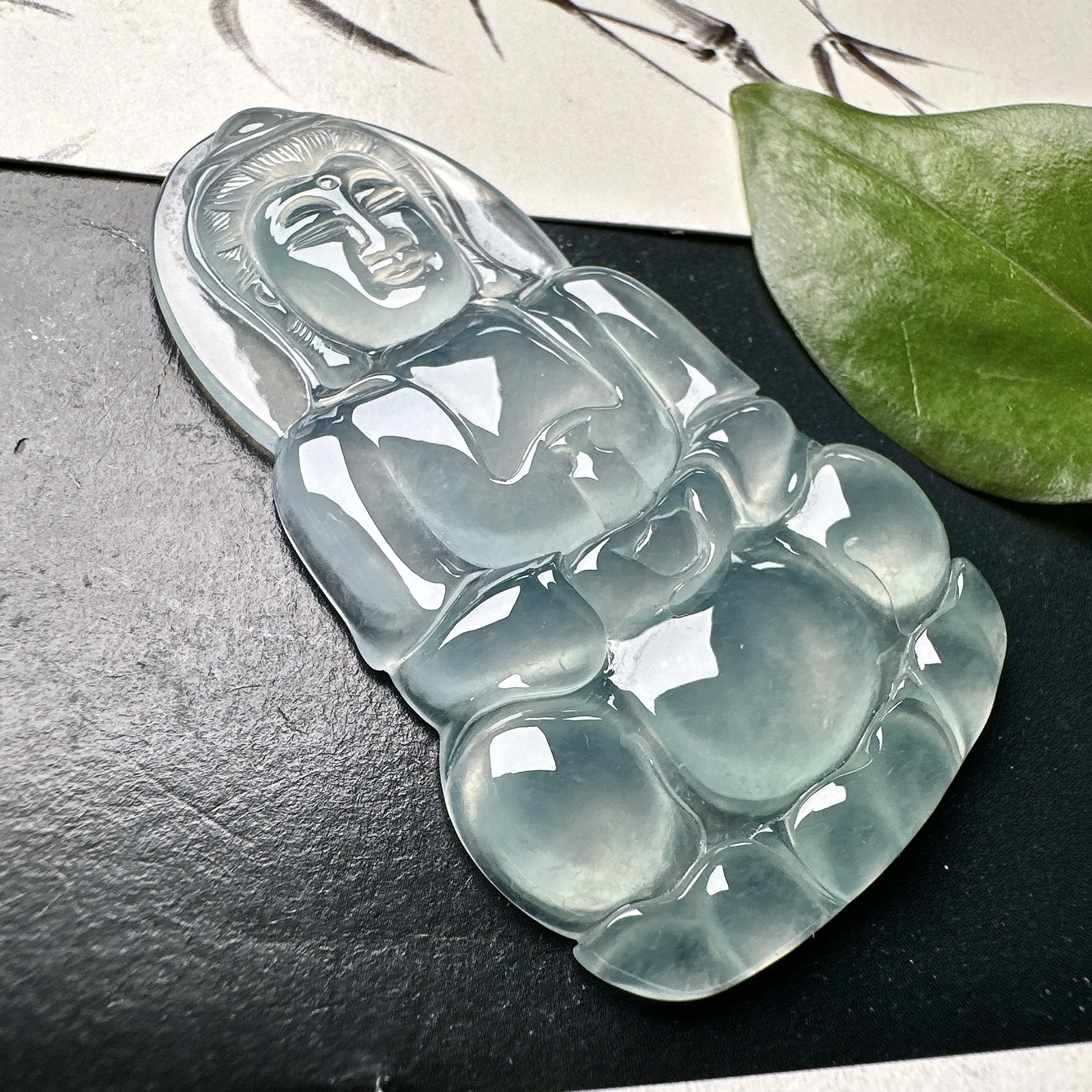 【冰种正装观音】质地细腻，通透度上佳，冰感十足，适合佩戴，收藏品质