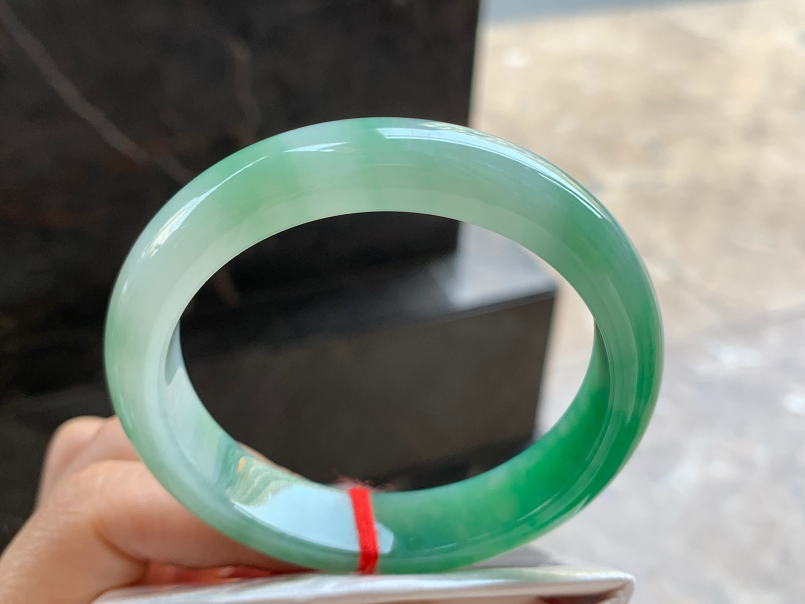 56-12.6-8.7

辣绿色手镯^_^颜色鲜艳 玉质温润