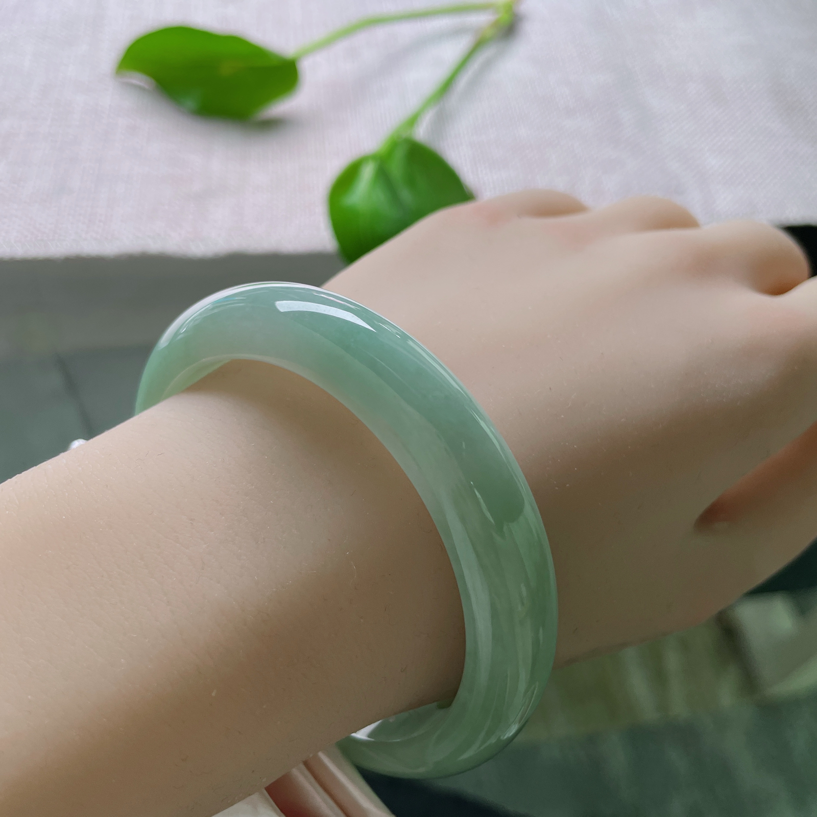 尺寸：57/12.2/8.4，绿底正圈，上手更衬出玉石的清雅光泽，尽显古典雅致之美。无纹裂