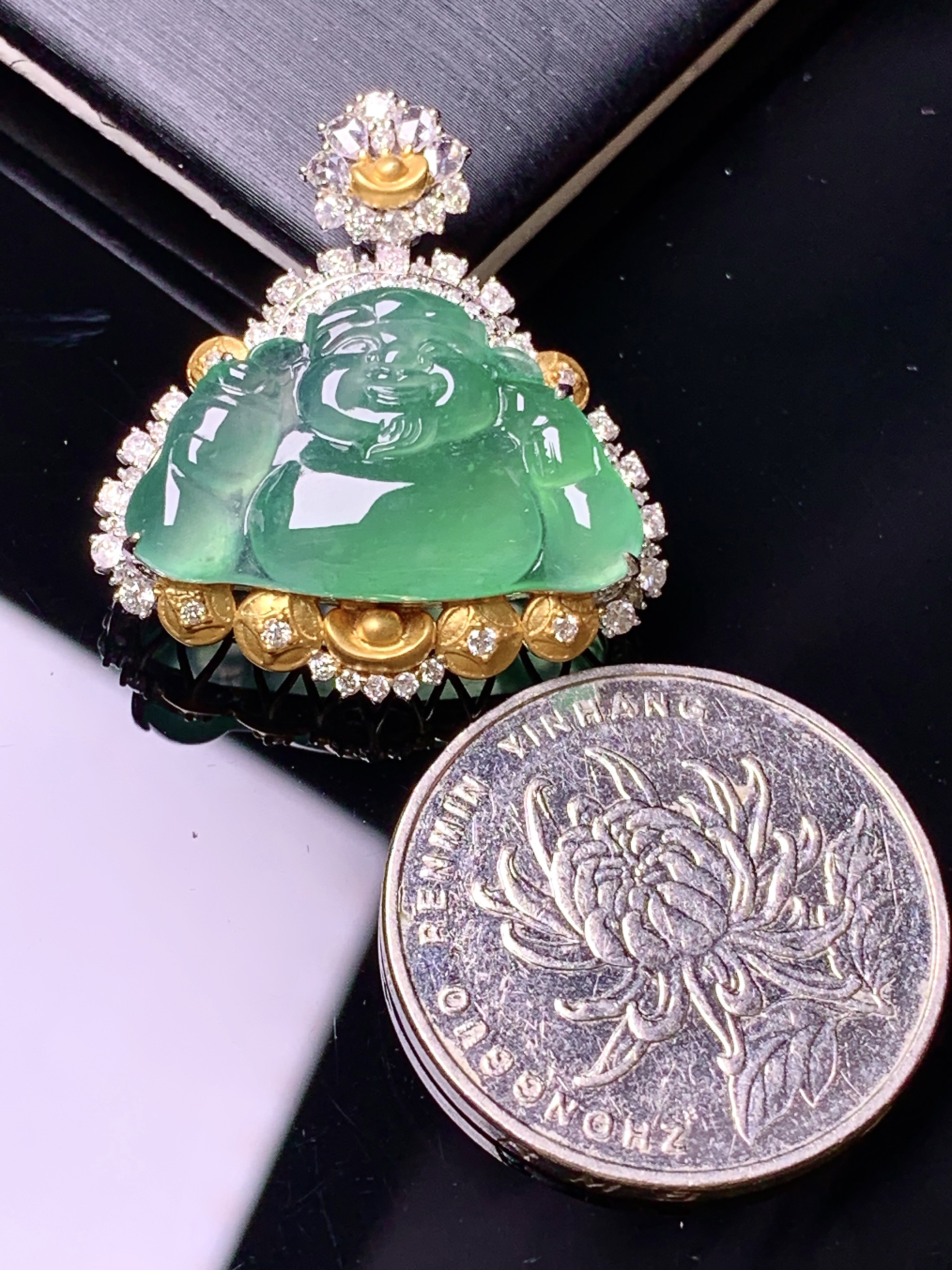 18k金钻镶嵌冰种晴明绿佛公吊坠 玉质细腻 色泽艳丽清新 水润亮眼 整体尺寸28.5*26.2*8.8m5