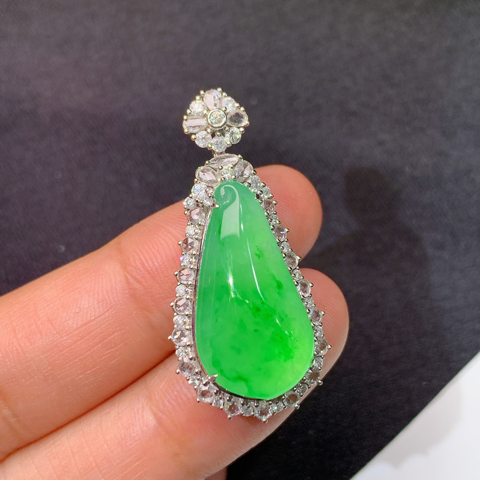 冰阳绿福瓜吊坠，18k金镶嵌，冰润色阳，玉质细腻，种水足，Tl 尺寸35*16.6*9.1