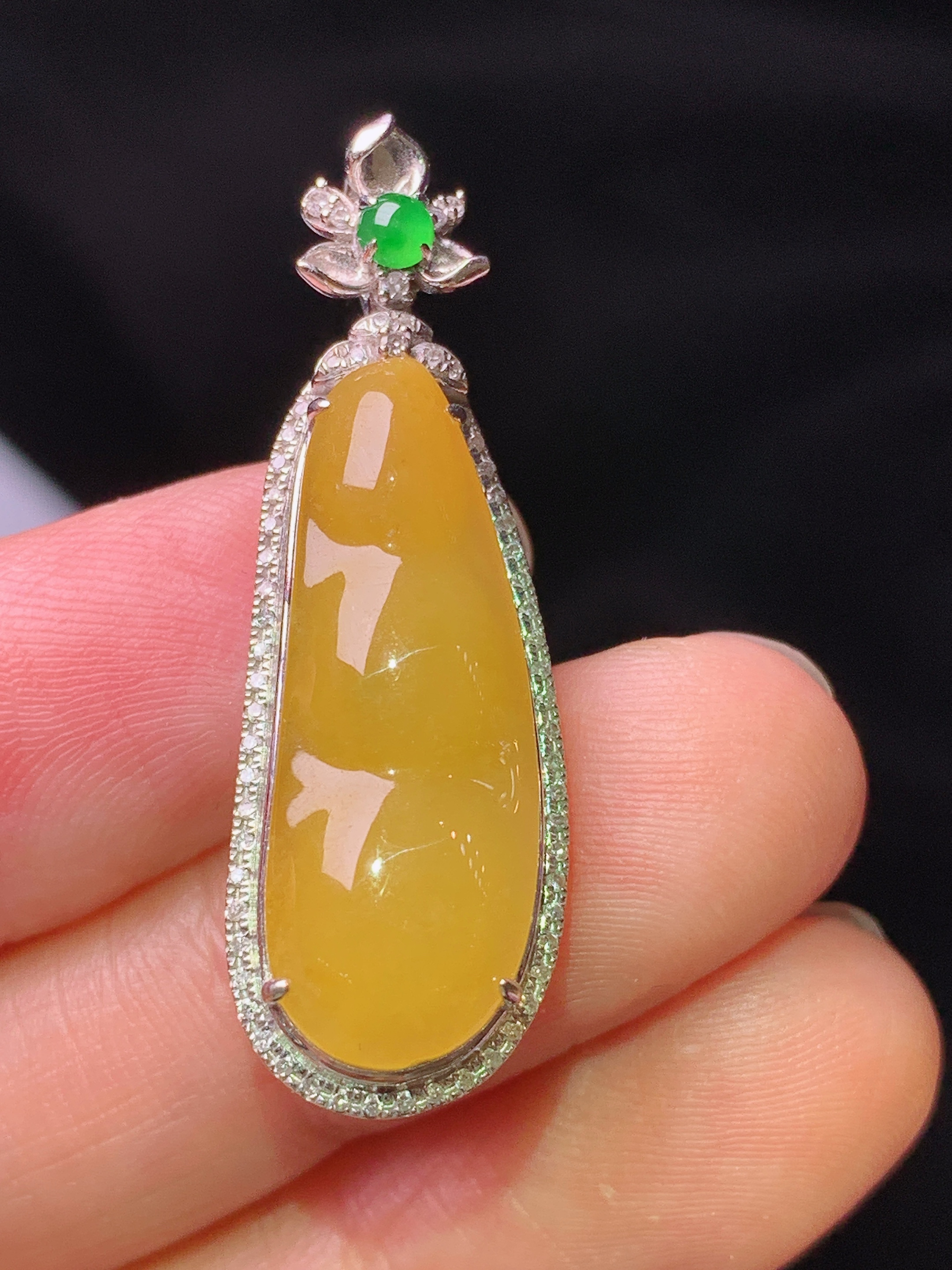 18k金钻镶嵌黄翡四季豆吊坠 玉质细腻 色泽艳丽清新 水润亮眼 整体尺寸35.5*11.8*7.5y