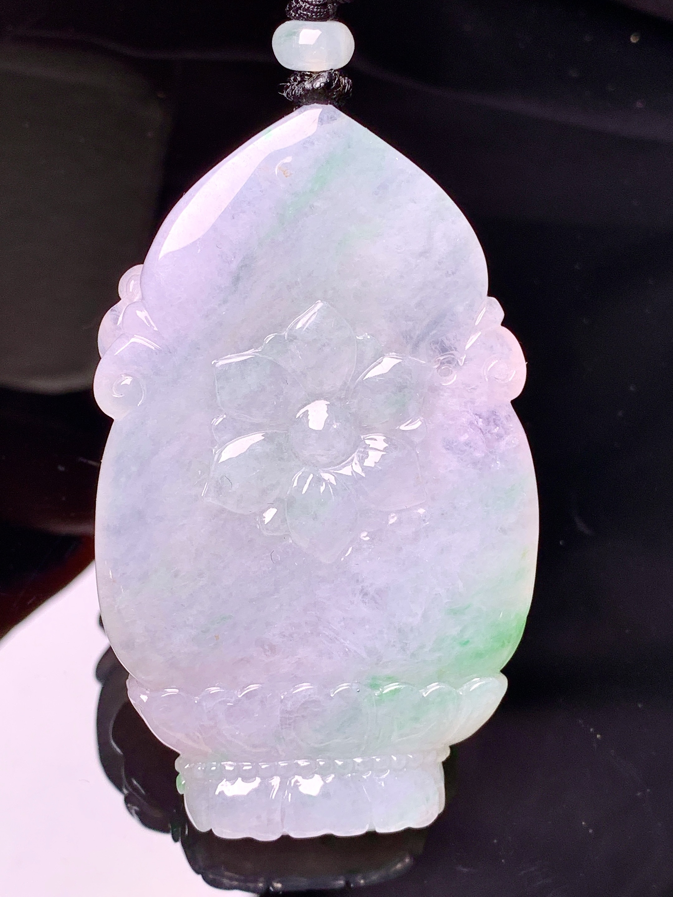 飘绿观音吊坠 玉质细腻 色泽艳丽清新 水润亮眼 整体尺寸66*40.5*12.2L1