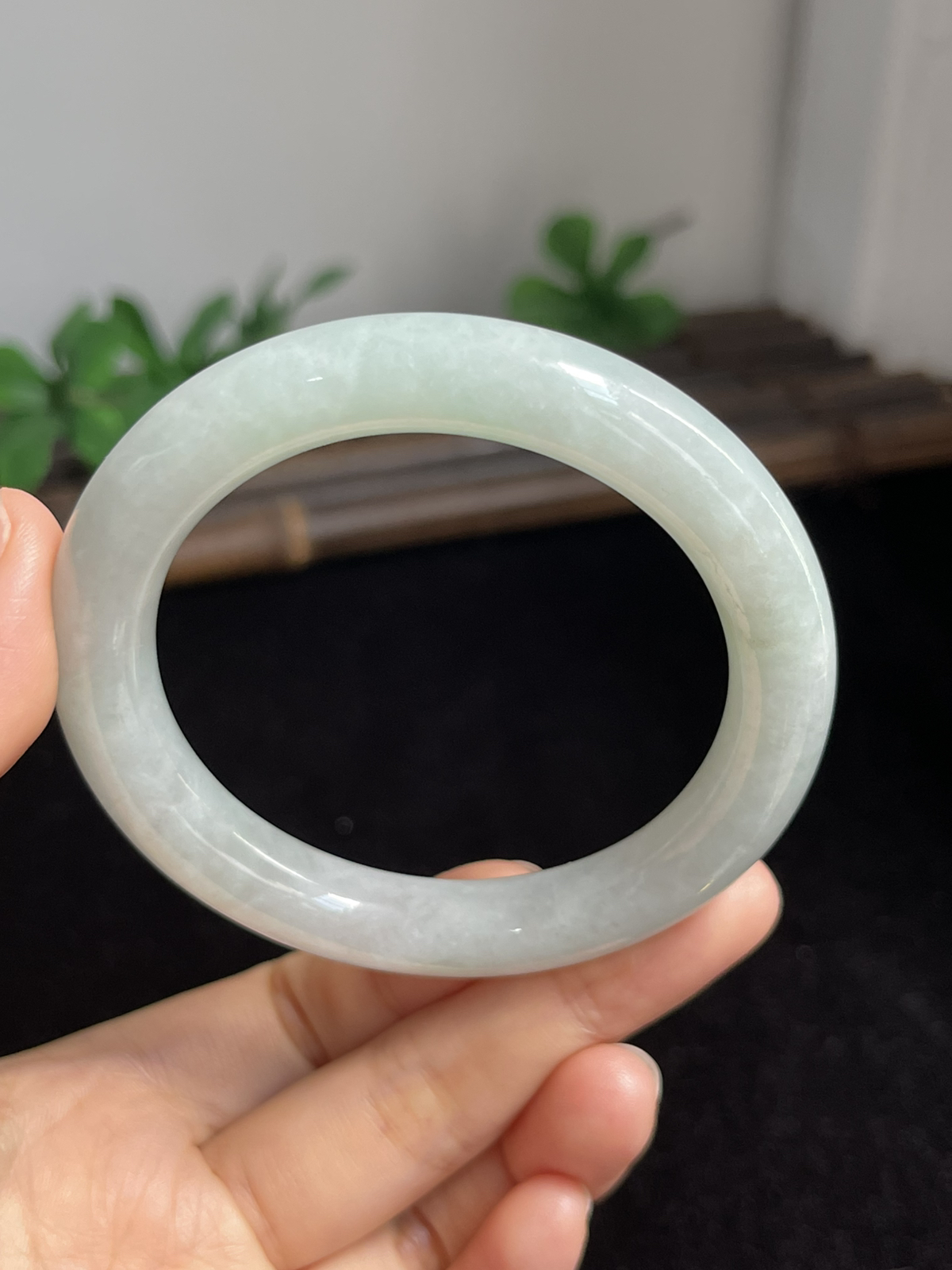 圆镯54圈口，翡翠糯化种白色手镯