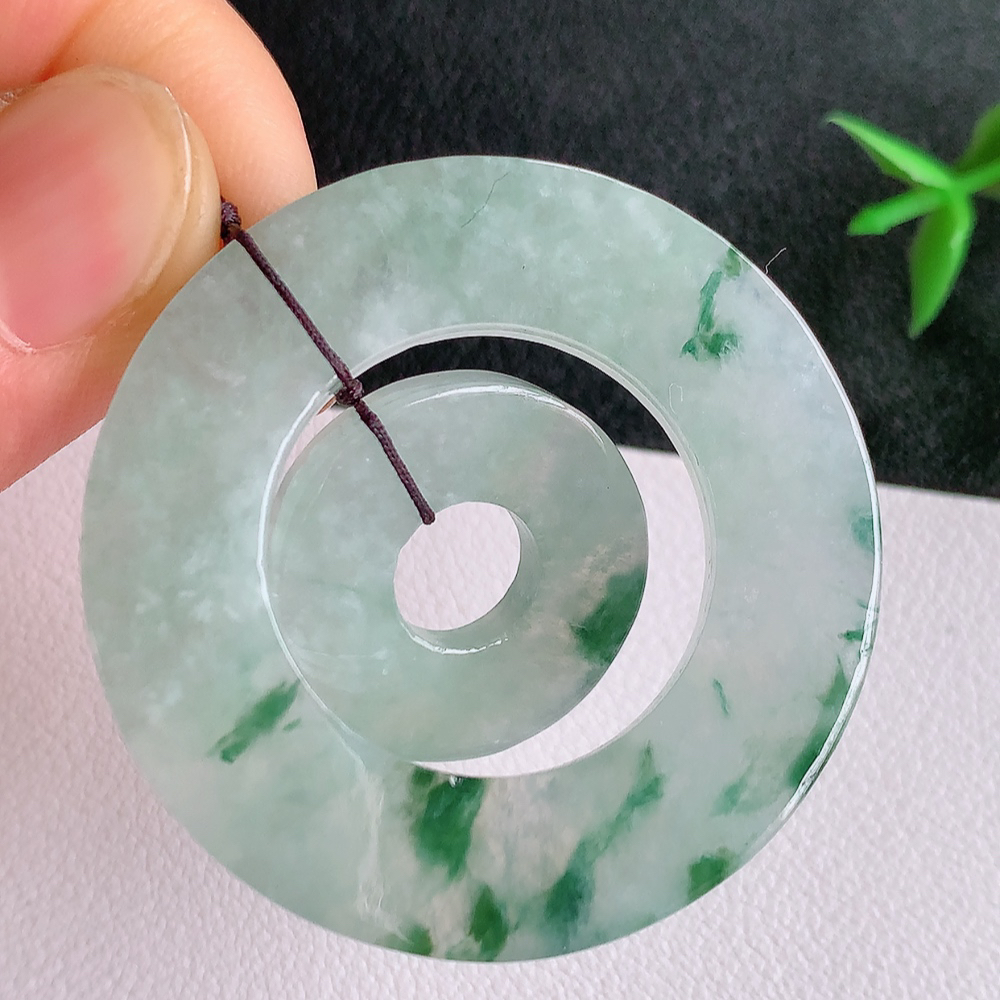 冰润飘花子母平安扣吊坠，厚装饱满，冰润剔透，细腻水足，种质润泽，飘花灵动，佩戴优雅大气，W49.28   尺寸：42.5-3.6mm