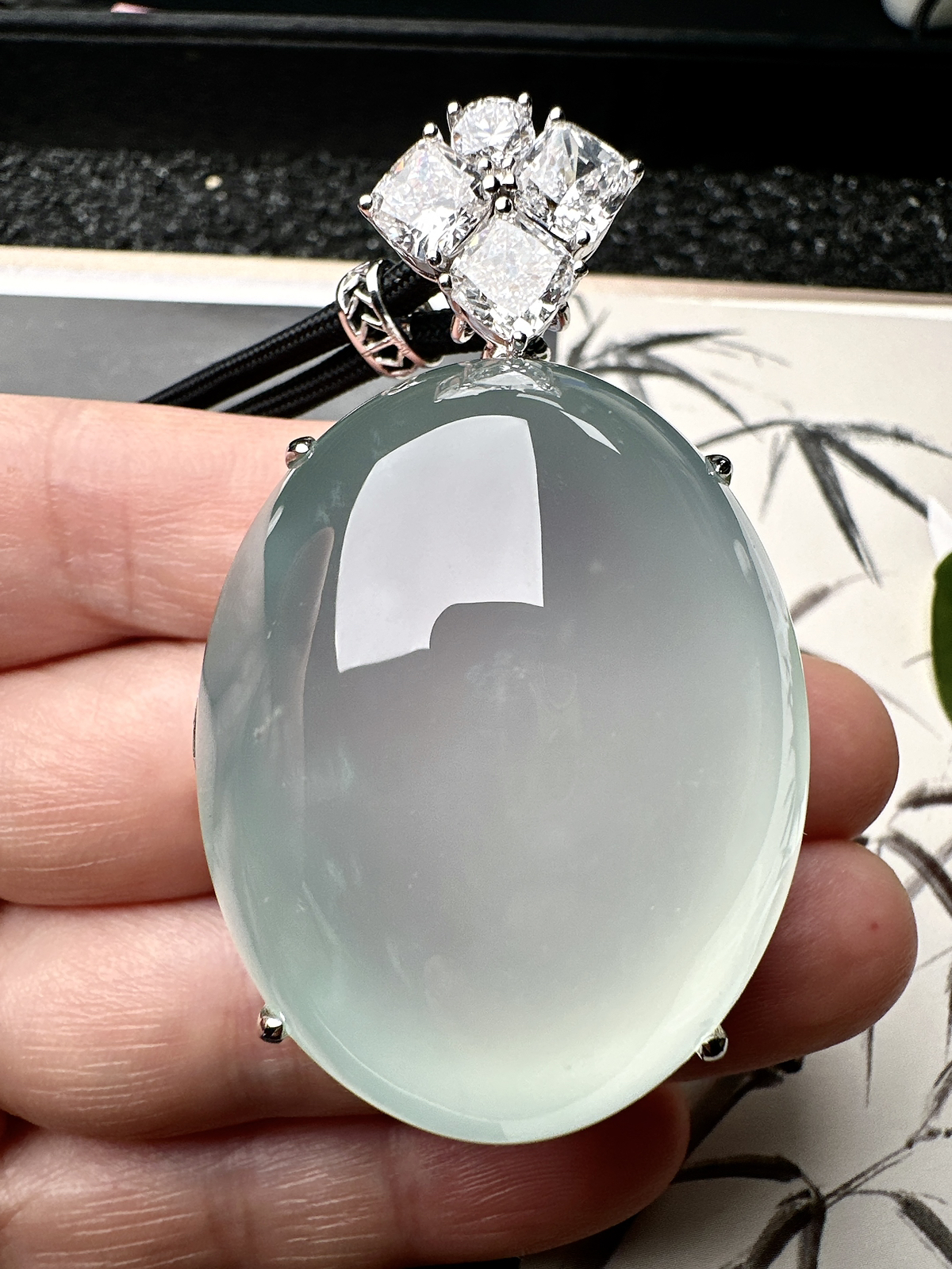 【冰种天空蓝大蛋面】鸽子蛋，珍藏品，晶莹剔透，起强荧光，冰润动人。18k金钻镶嵌，裸石尺寸43*35*18.2毫米