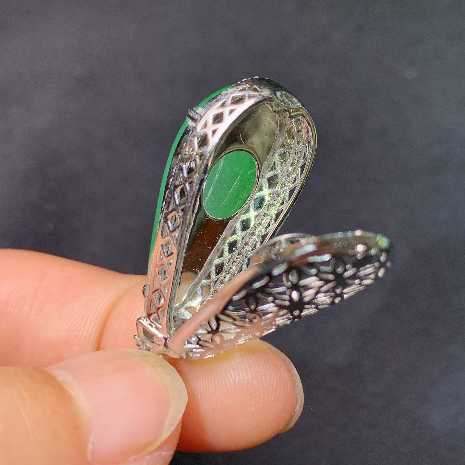 冰翠绿福瓜吊坠，18k金镶嵌，冰润色阳，玉质细腻，种水足，Xj 尺寸34.9*13.2*10.5 F1