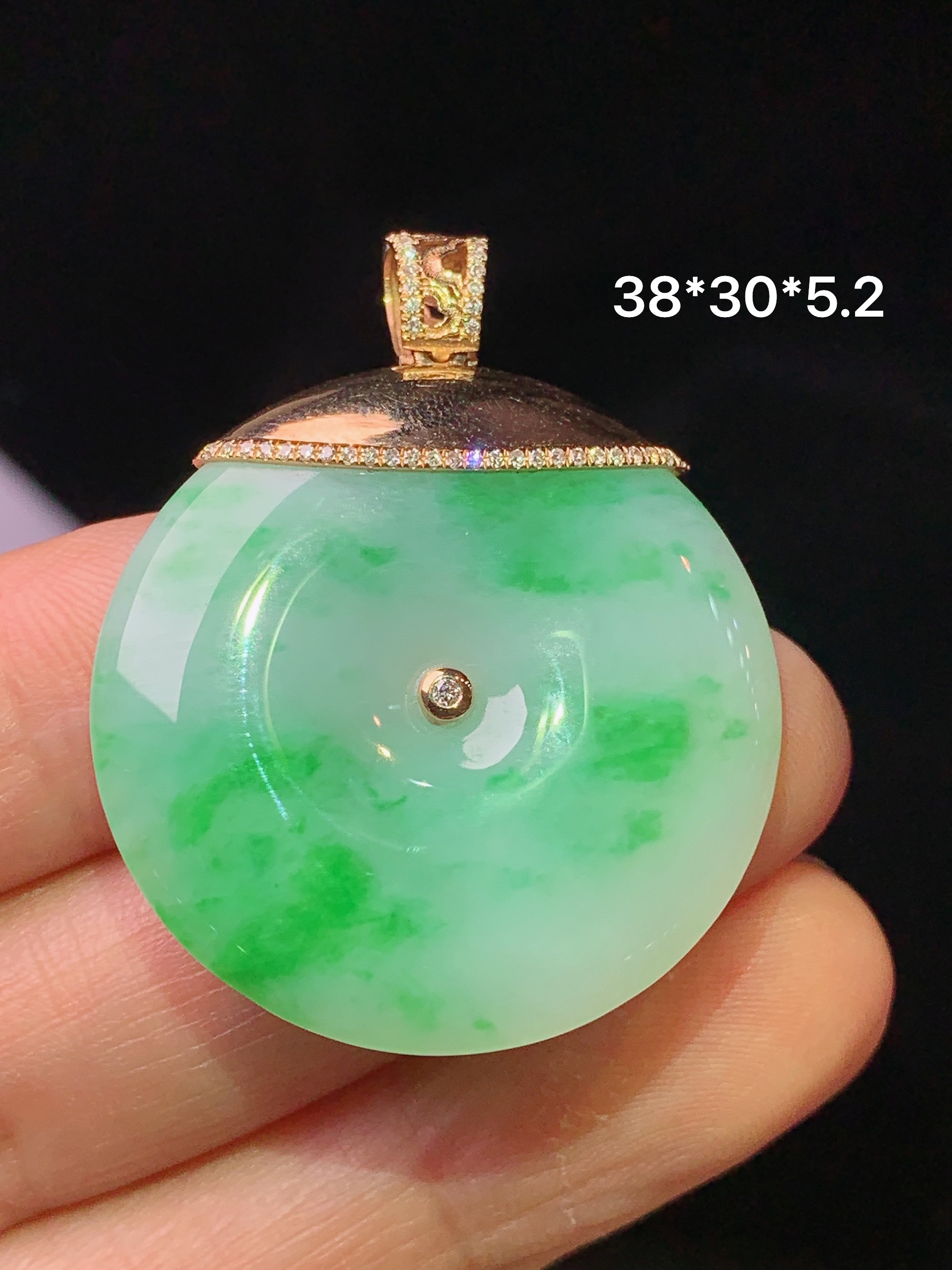 18k金镶嵌飘绿平安扣吊坠 玉质细腻 色泽艳丽清新 水润亮眼 整体尺寸38*30*5.2w1