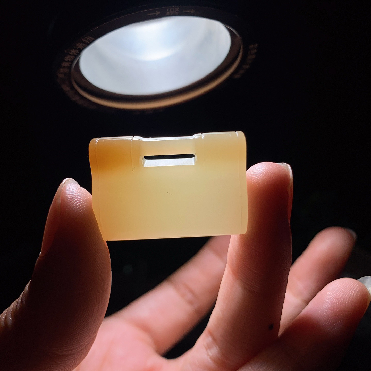 新疆和田玉且末糖宝宝锁挂件。尺寸30/11/20重15.5克 玉质细腻油润 底色纯净 脂粉好，品质好。lt260330