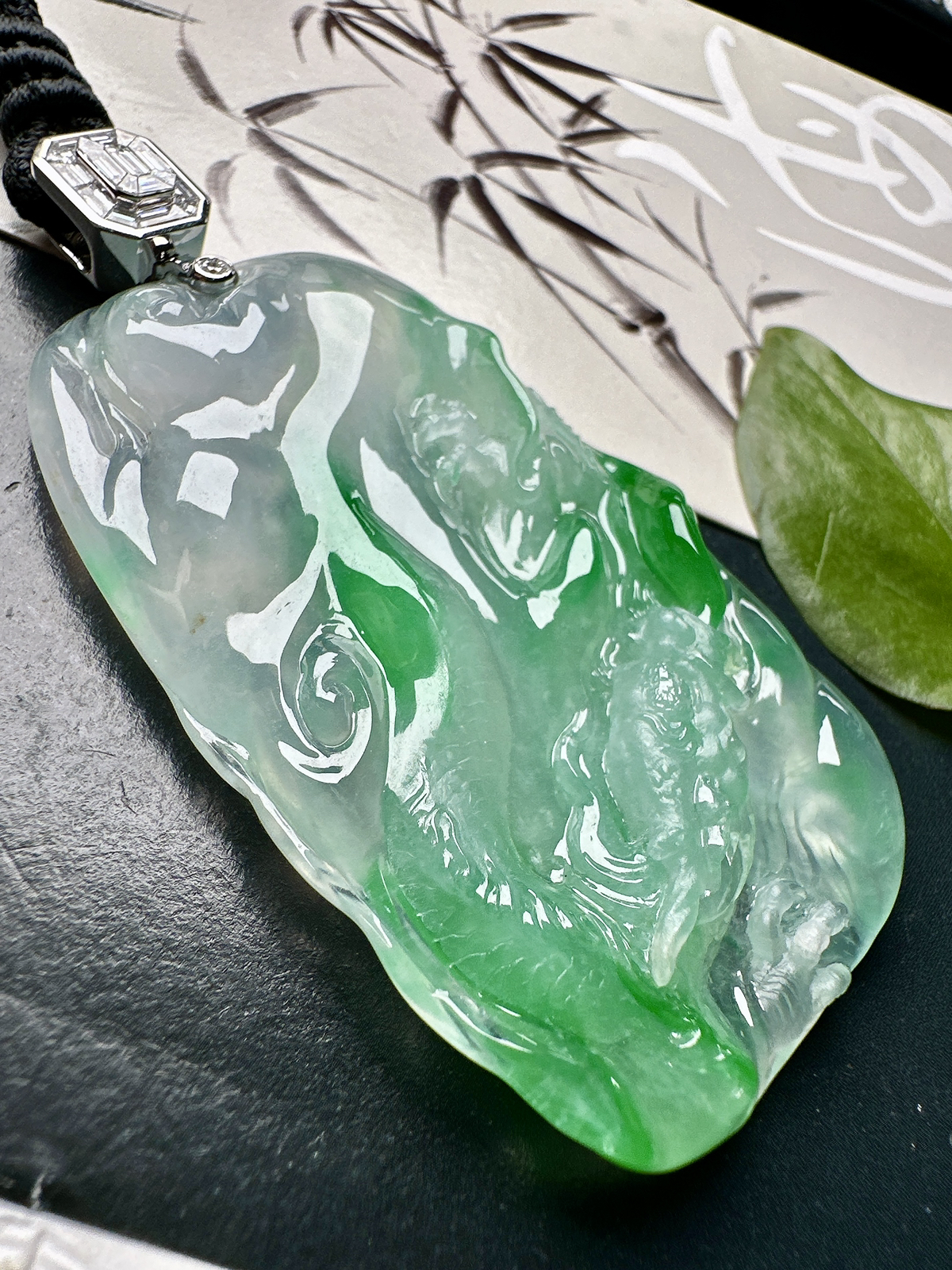 【冰种飘绿龙牌】实物冰感非常强，冰润细腻，通透感强，起胶感强，工艺雕刻很精细，18k金钻镶嵌，裸石尺寸63.1*38.8*8.7毫米