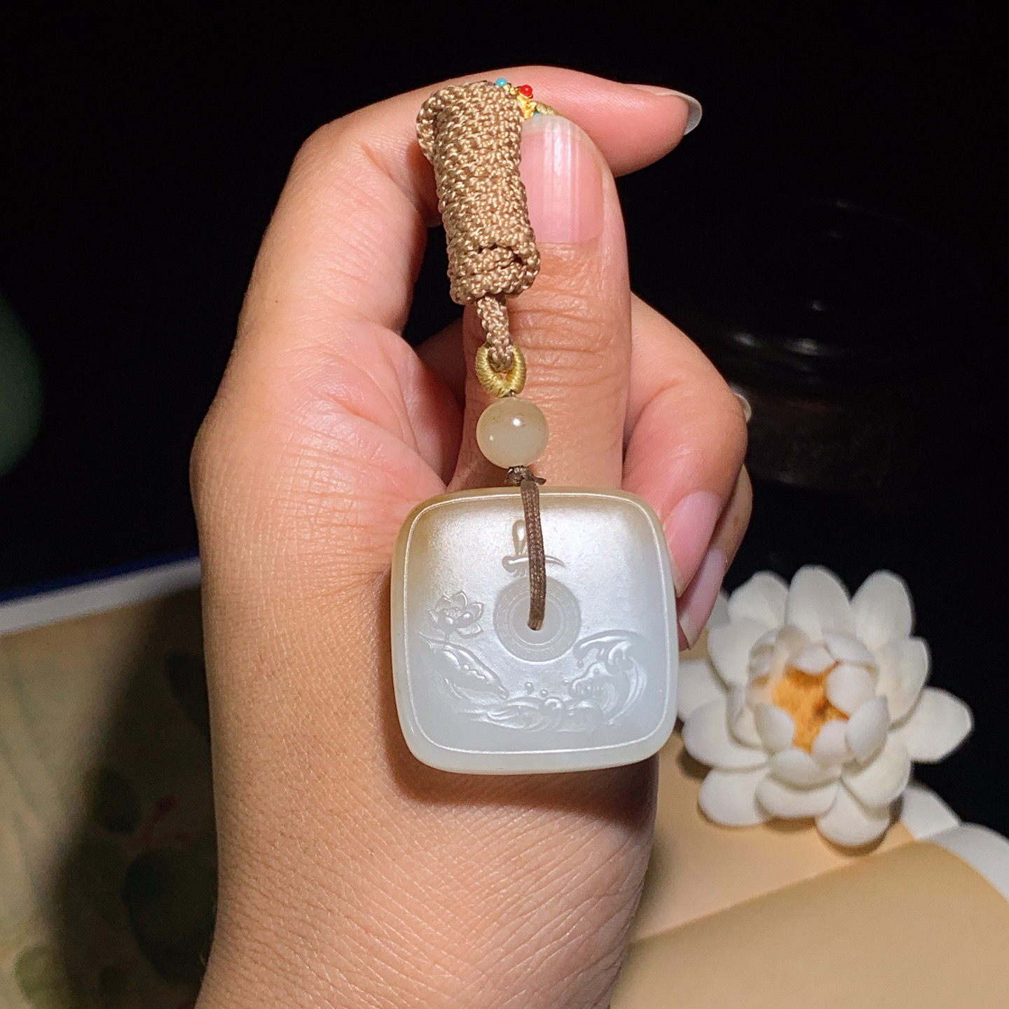 新疆和田玉且末糖四方扣挂件。尺寸31/8重22.5克 玉质细腻油润 底色纯净 脂粉好，品质好。lt260330