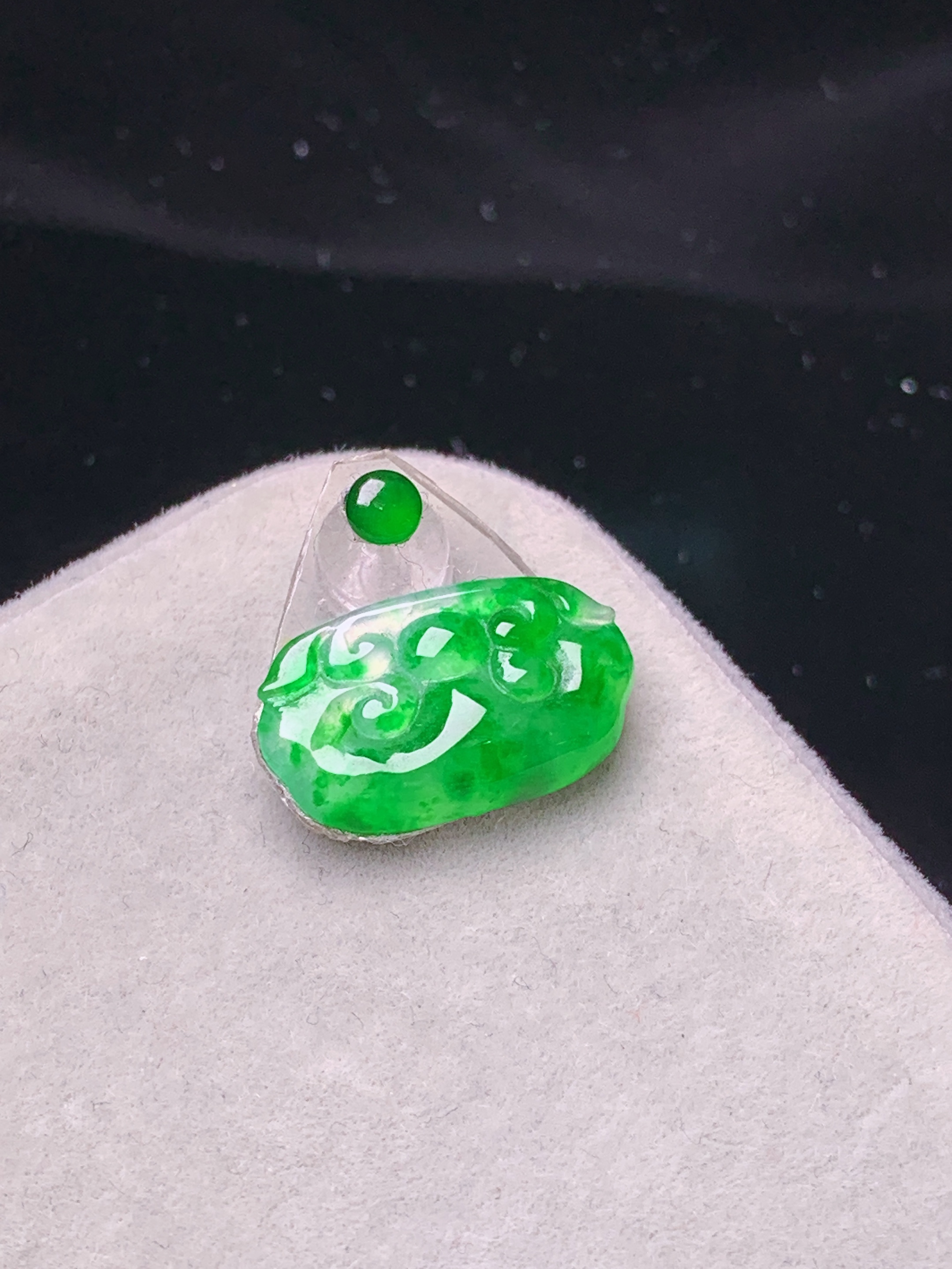 镶嵌款 翠绿如意玉质细腻 色泽艳丽清新 水润亮眼 整体尺寸8.3*14.8*2.5*2x