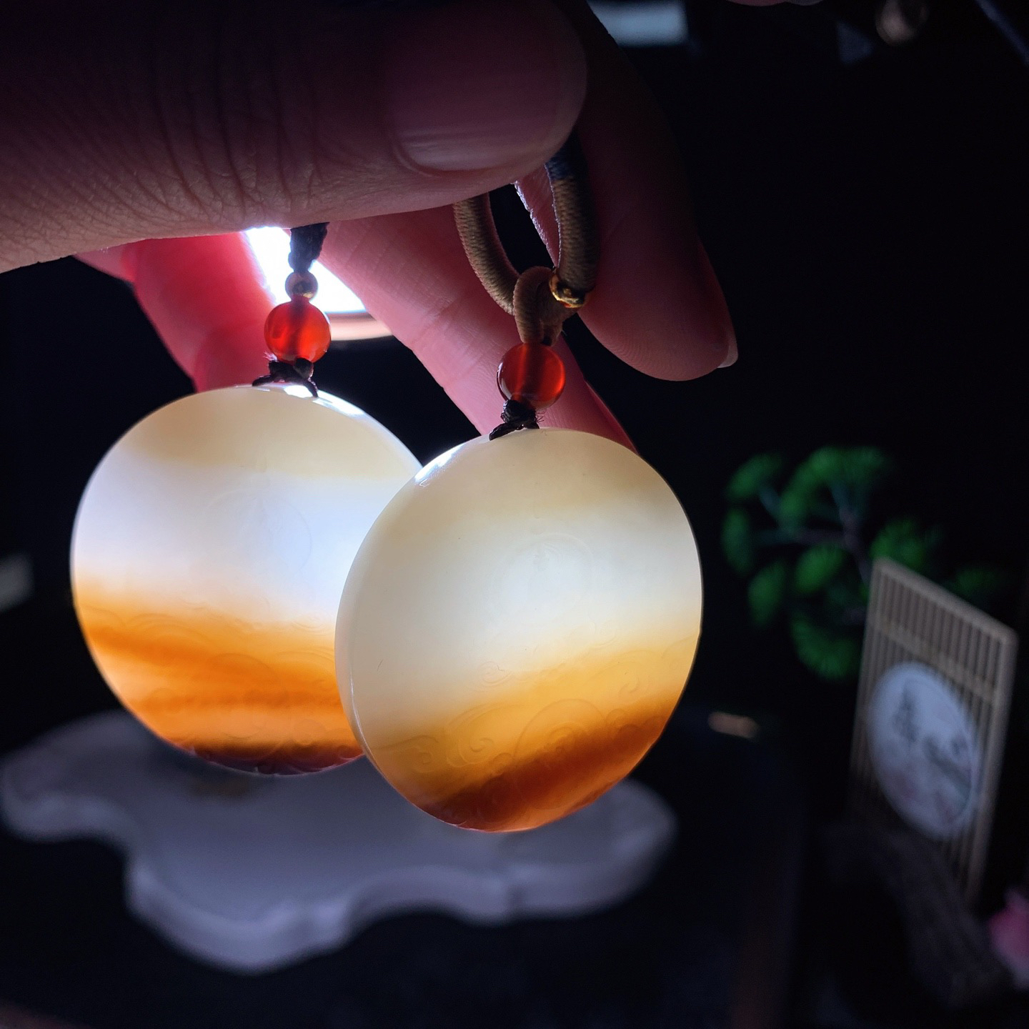 一对新疆和田玉且末糖观音佛挂件。尺寸38/9重56克 玉质细腻油润 底色纯净 脂粉好，品质好。lt260330