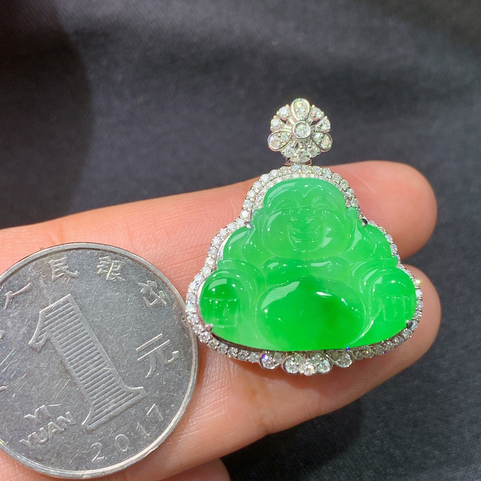 冰阳绿笑佛吊坠，18k金镶嵌，冰润色阳，品相好，种水足，Lp 尺寸29.2*24.6*10.1