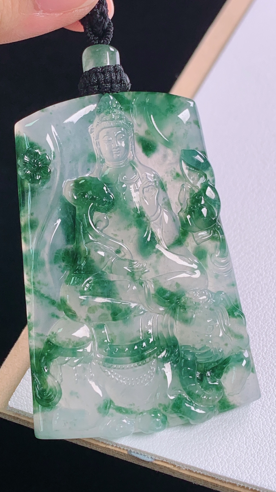 冰飘花普贤菩萨
花色灵动，冰清玉洁
尺寸:65.3-57.0-38.9-5.7mm