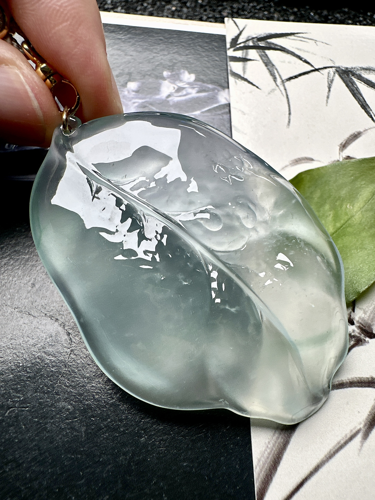 【冰种随形树叶】天空蓝老坑料，叶面饱满，种水上乘，质地致密细腻，品相上佳，冰润通透，起强荧光