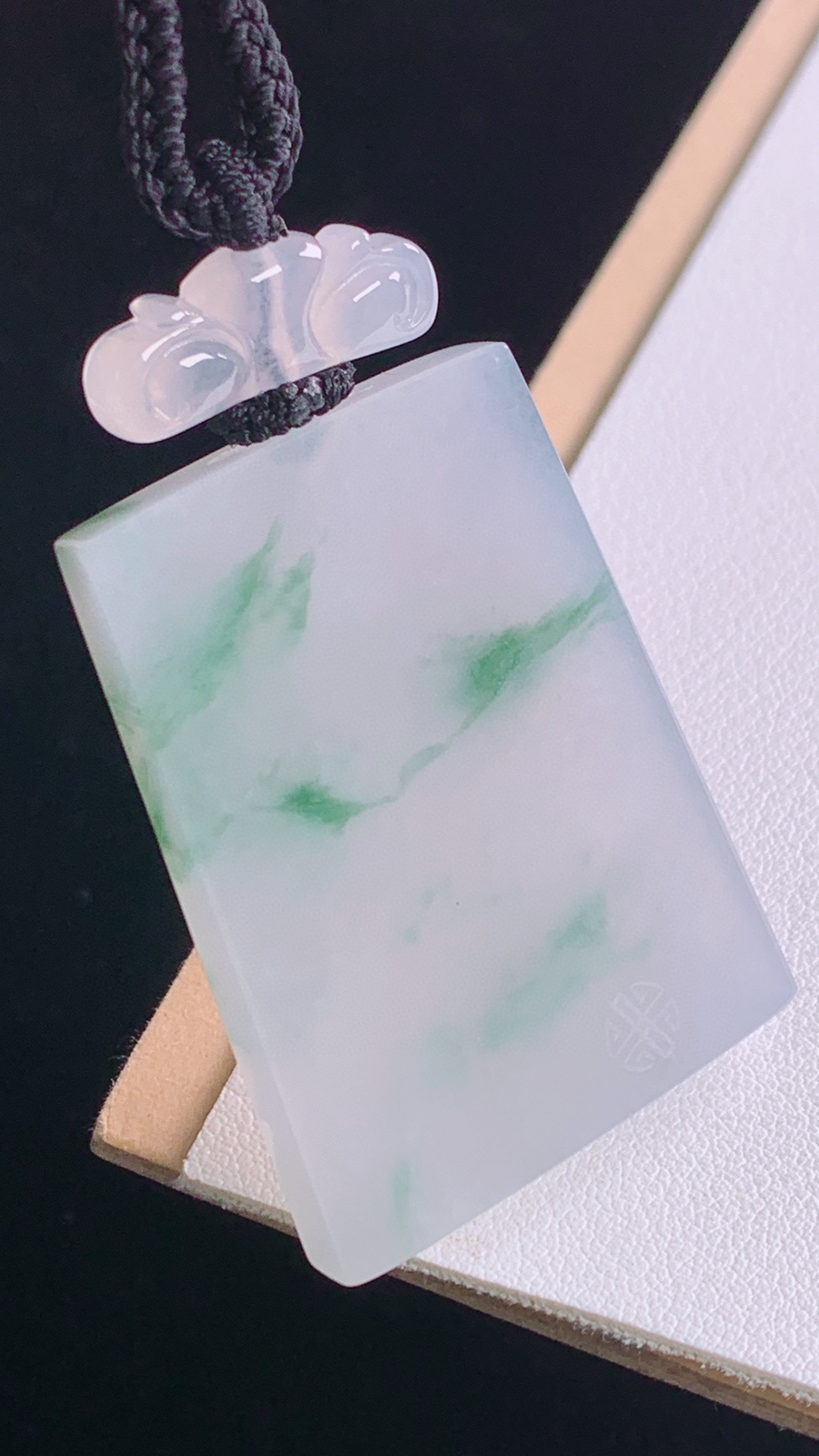 冰飘花仿古牌
花色灵动，清爽水润，
尺寸:51.6-42.1-31.4-5.1mm