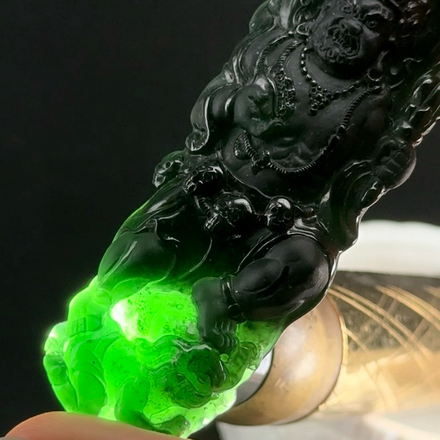 精品墨翠黑财神 种好色正 黑度好 打灯通透 油性十足 尺寸69.4