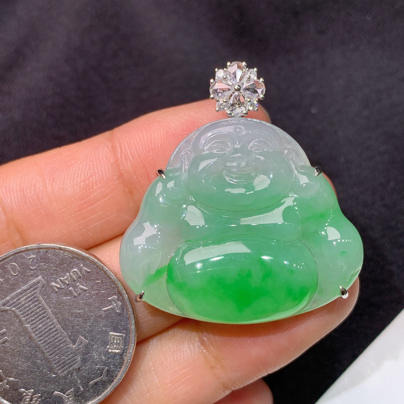 冰飘绿笑佛吊坠，18k金镶嵌，冰润色阳，品相好，种水足，Dd 尺寸35.1*32.6*8.8