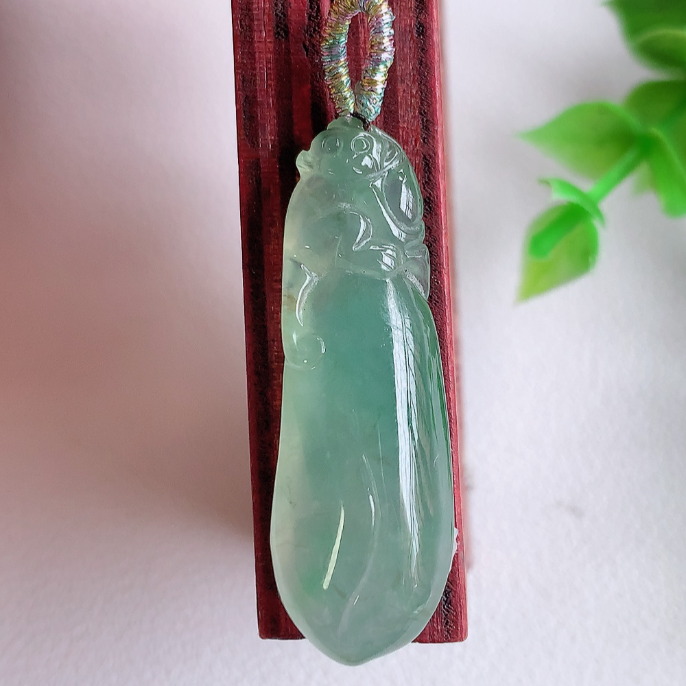 冰润精雕灵猴献瑞翡翠挂件  寓意“灵猴献瑞，多福多寿”天然特色冰绿料子，如此好看，如此美丽～遇到是缘