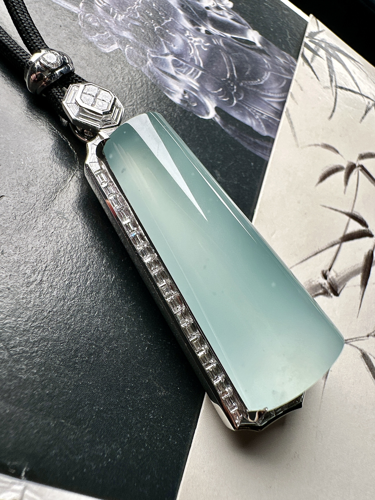 【冰种天空蓝无事柱】精品，种水上乘，通透闪亮，晶莹剔透。收藏品质18K金钻镶嵌，裸石尺寸43.6*20.2*9.8毫米