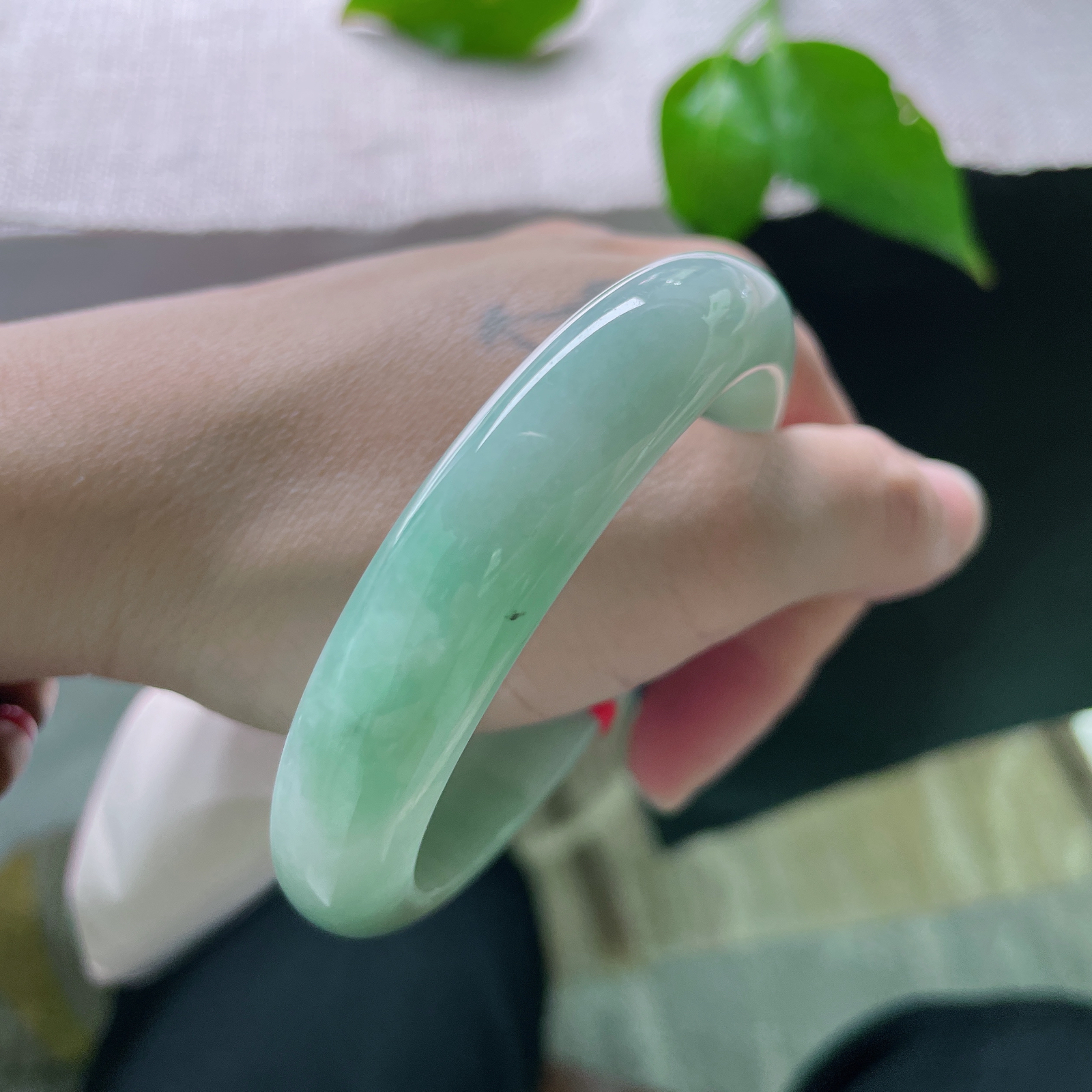 尺寸：56.8/12.7/7.7，绿底正圈，水润，柔润细腻，上手显白，皮纹不显。