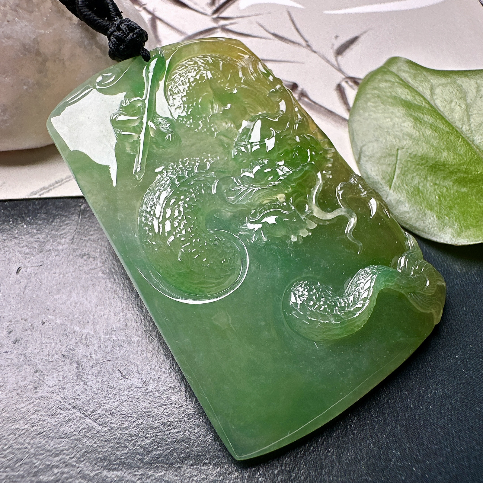 【冰种黄加绿龙牌】冰润细腻，冰感好，质地很不错。雕工精细，佩戴效果好，背面一刀切