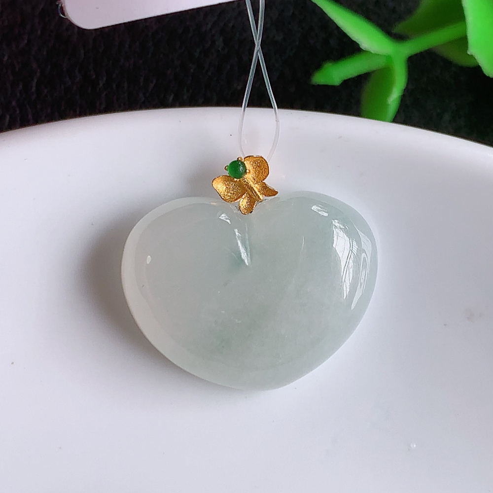 18k金镶嵌冰润心形吊坠 玉质细腻 色泽清新艳丽 W49.28  尺寸：16-20-5.3mm