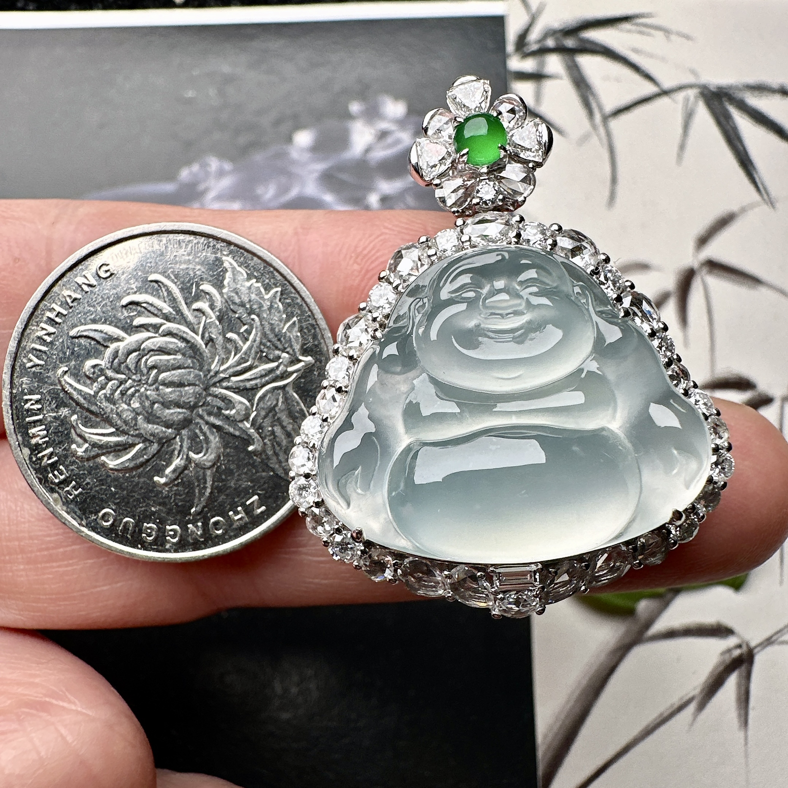 【冰种蓝底佛公吊坠】种水上乘，晶莹剔透，纯净通透，莹光感很强，18k金钻镶嵌，裸石尺寸19.8*24.2*5.8毫米