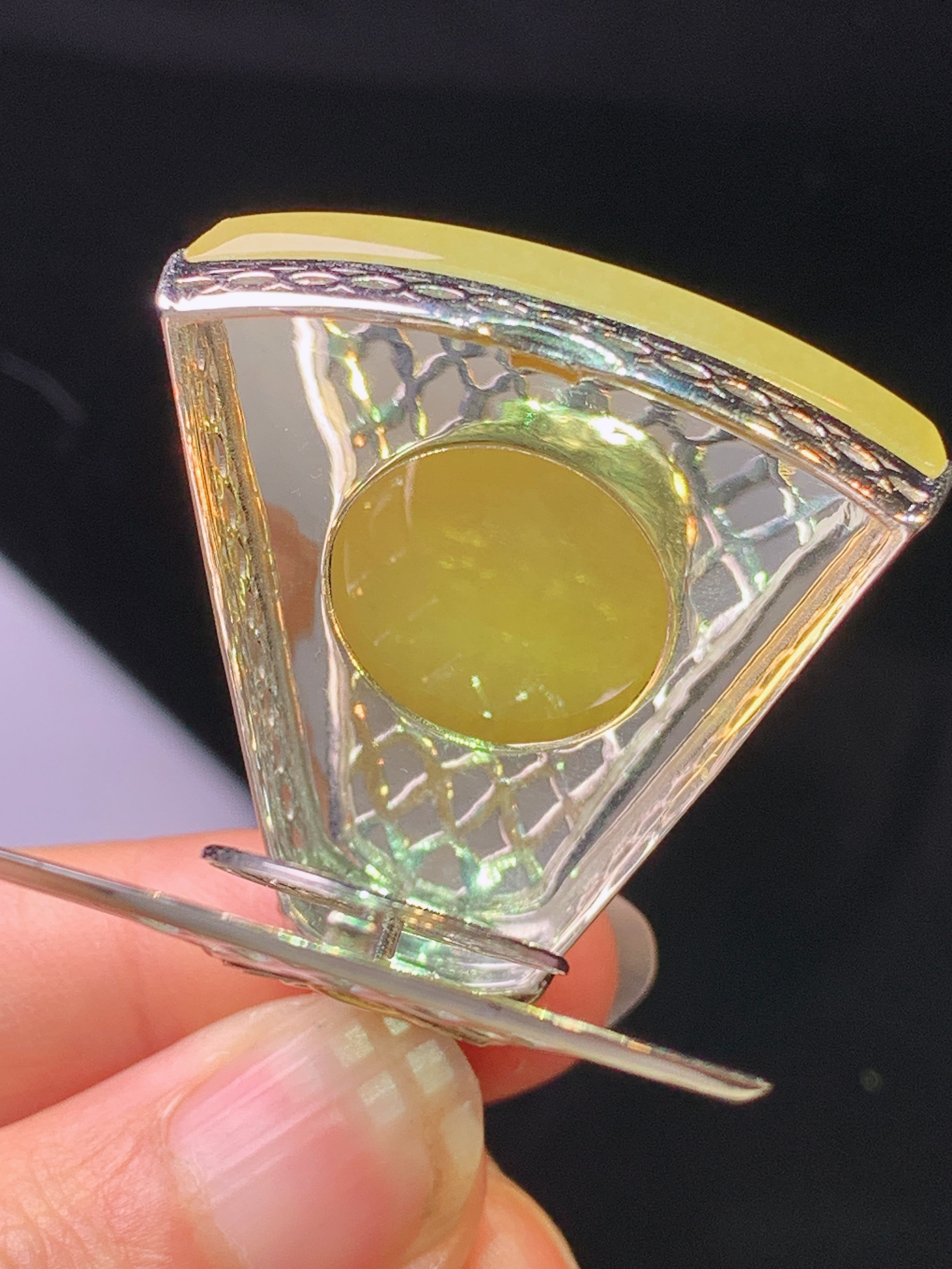 18k金钻镶嵌黄翡无事牌吊坠 玉质细腻 色泽艳丽清新 水润亮眼 整体尺寸48*33*7.6m5