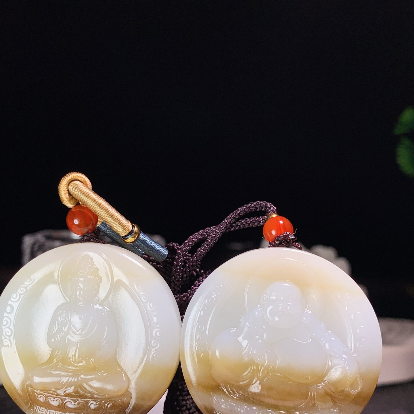 一对新疆和田玉且末糖观音佛挂件。尺寸38/9重56克 玉质细腻油润 底色纯净 脂粉好，品质好。lt260330