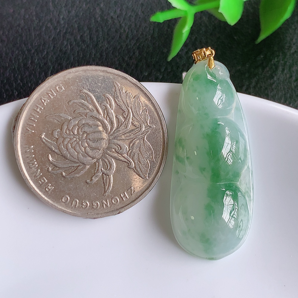 18k金扣冰润飘花福豆翡翠挂件，老种飘花  冰清玉洁  胶感十足  寓意“四季平安，福气满满”颜色鲜艳，清新自然，饱满通透   W49.28  尺寸：32.2-13.5-5.8mm