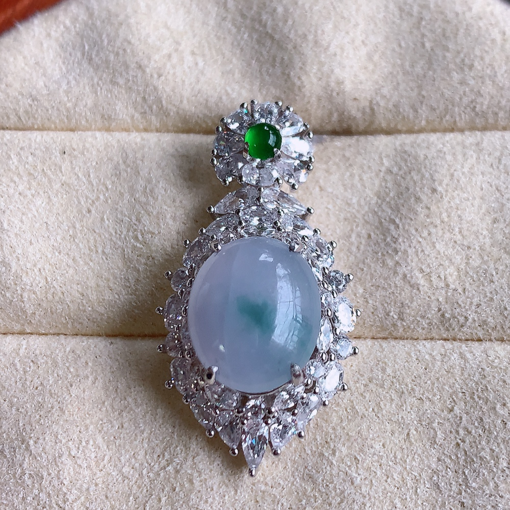 冰润紫罗兰蛋面翡翠吊坠，925银镶嵌  质地细腻，清秀高雅，饱满圆润  款式大方经典，颜色鲜艳，沁人