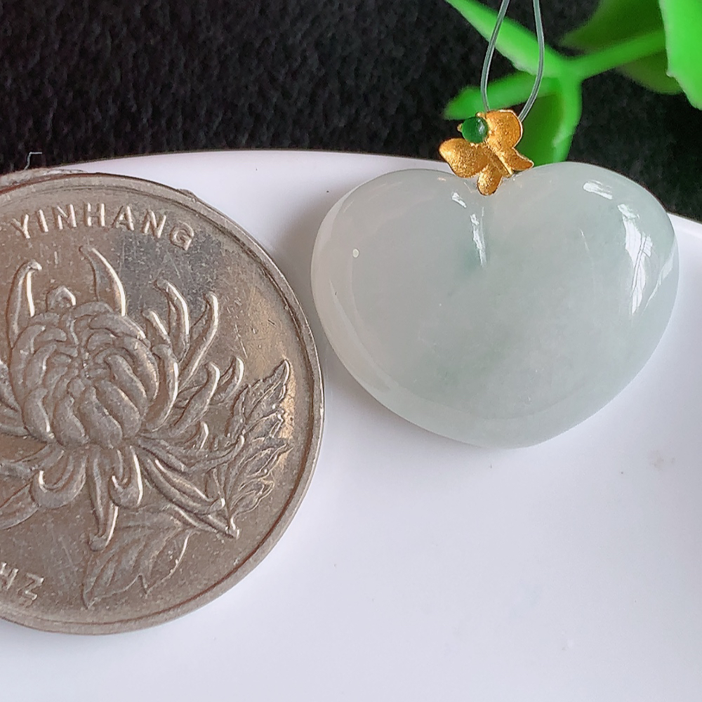 18k金镶嵌冰润心形吊坠 玉质细腻 色泽清新艳丽 W49.28  尺寸：16-20-5.3mm