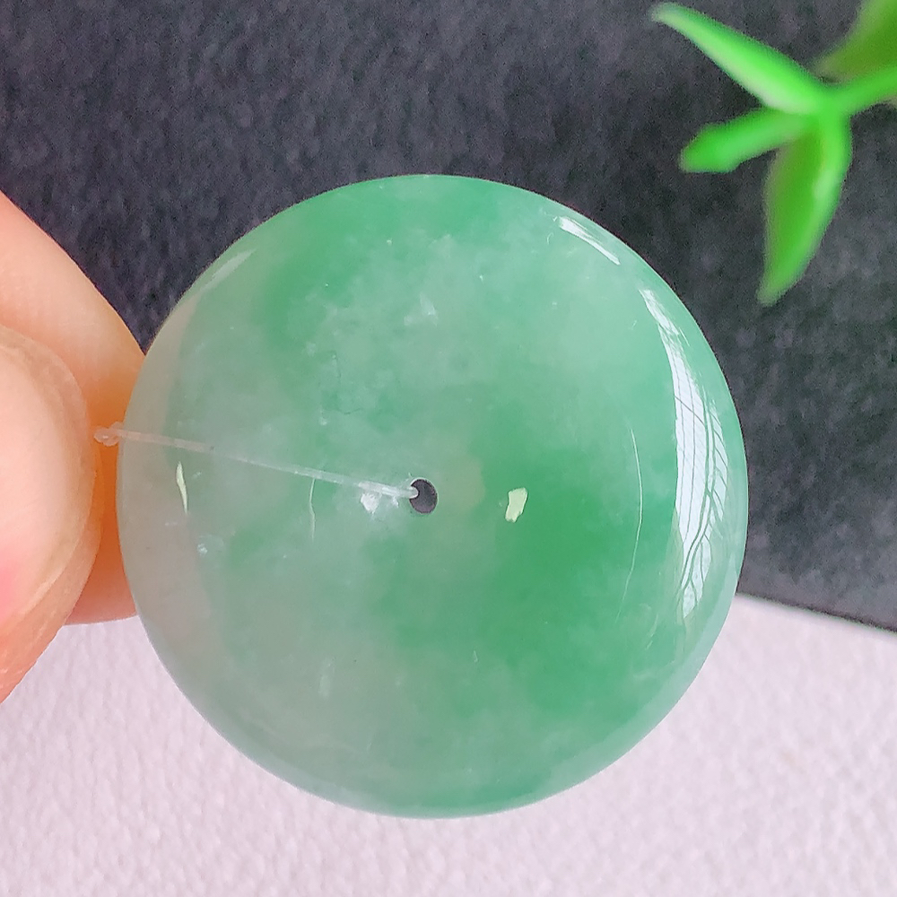 冰润满绿平安扣吊坠，厚装饱满，冰润剔透，细腻水足，种质润泽，飘花灵动，佩戴优雅大气，W49.28   尺寸：24.8-5.8mm