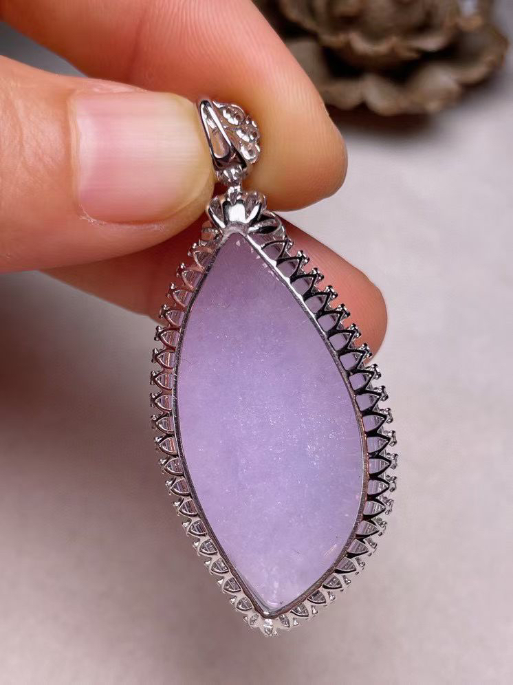 冰糯种紫罗兰随形吊坠、真金真钻镶嵌，种水好，玉质细腻 .裸石尺寸 35.5*18.9