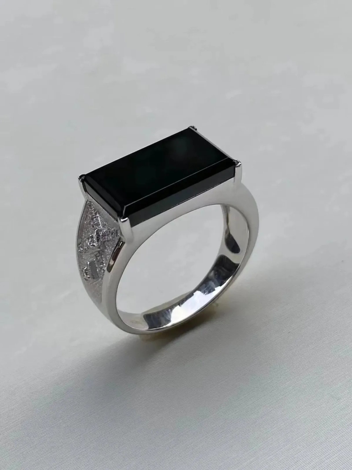 墨翠：【方形戒指】18K金+南非钻镶嵌，细腻干净，黑度极黑，性价比高·做工精致，打灯透绿 裸石尺寸：16.1*9.6‘