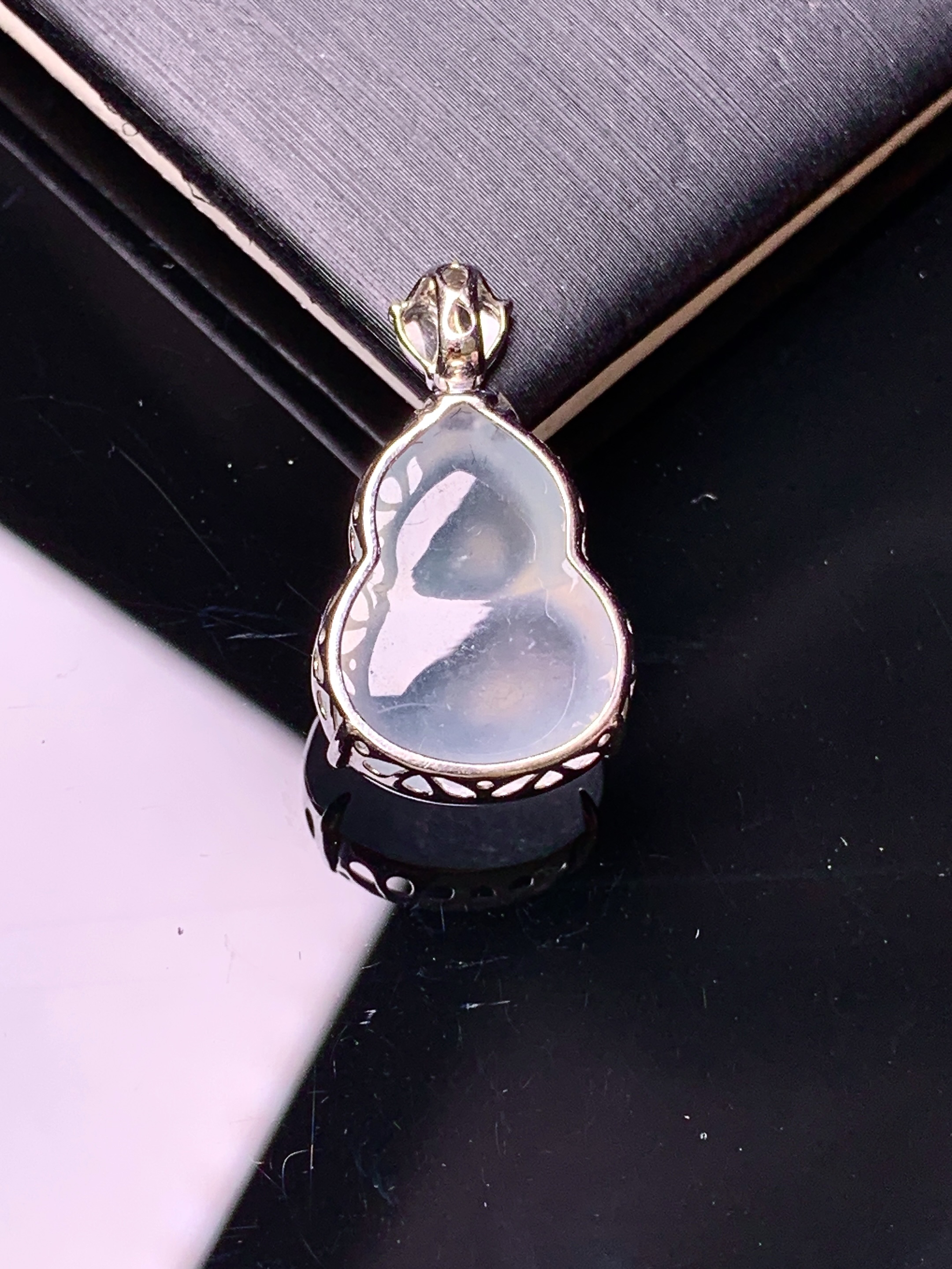 18k金钻镶嵌冰种葫芦吊坠 玉质细腻 色泽艳丽清新 水润亮眼 整体尺寸23*13.5*8.2g2