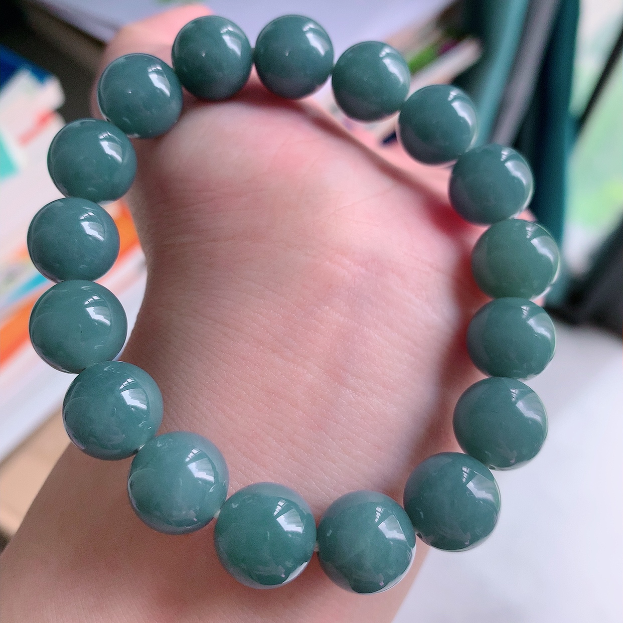 自然光实拍，冰润满色翡翠手串手链，种老水足， 冰清玉润  颜色漂亮  #001.1取一尺寸11.8