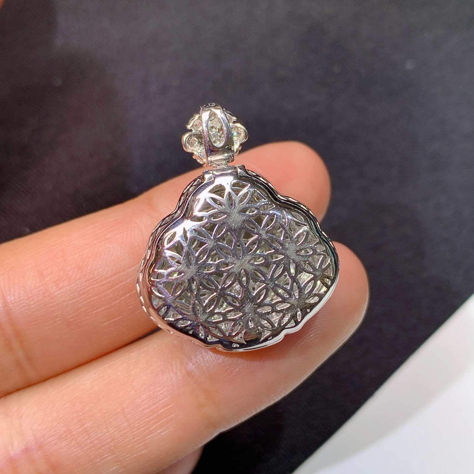 冰飘绿笑佛吊坠，18k金镶嵌，冰润细腻，品相好，种水足，Xj 尺寸26.3*21.3*11.3 F1