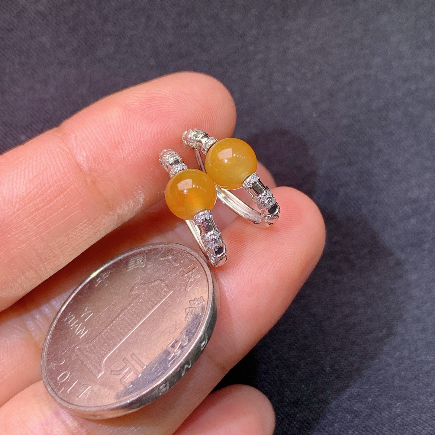 冰黄翡圆珠耳扣，18k金镶嵌，简约时尚，冰润鲜艳，种水足，Xy 裸石5.8