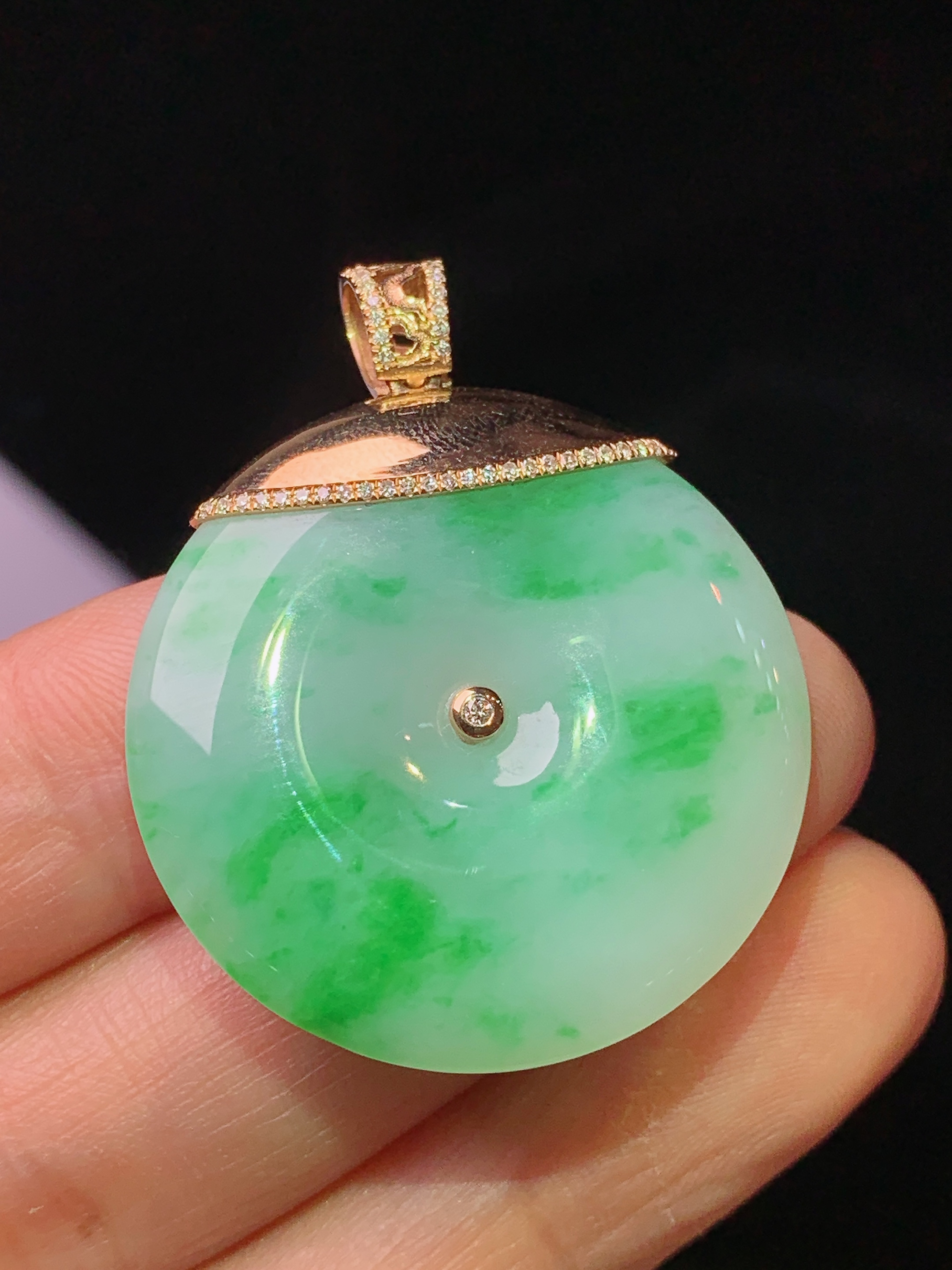 18k金镶嵌飘绿平安扣吊坠 玉质细腻 色泽艳丽清新 水润亮眼 整体尺寸38*30*5.2w1