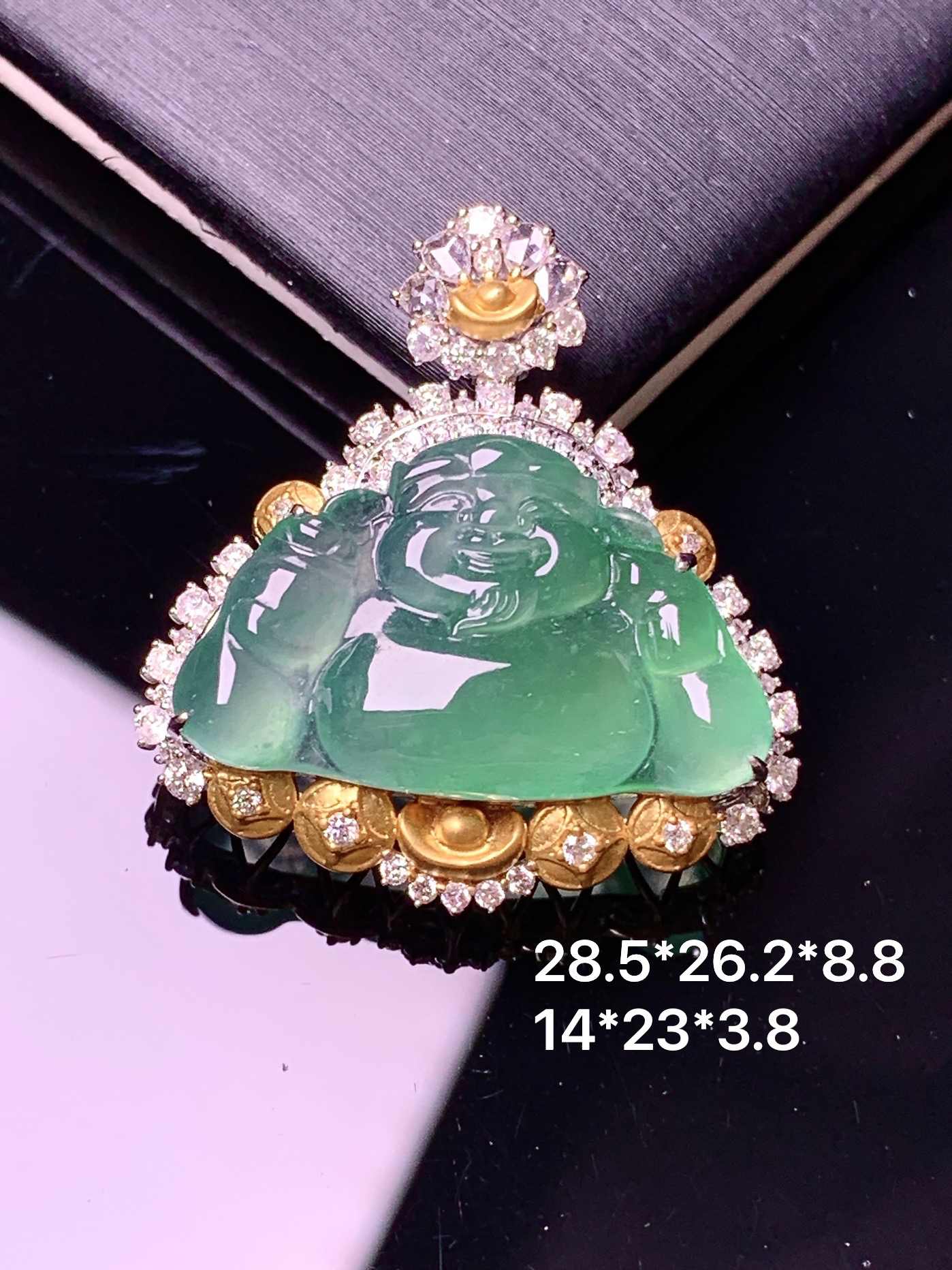 18k金钻镶嵌冰种晴明绿佛公吊坠 玉质细腻 色泽艳丽清新 水润亮眼 整体尺寸28.5*26.2*8.8m5