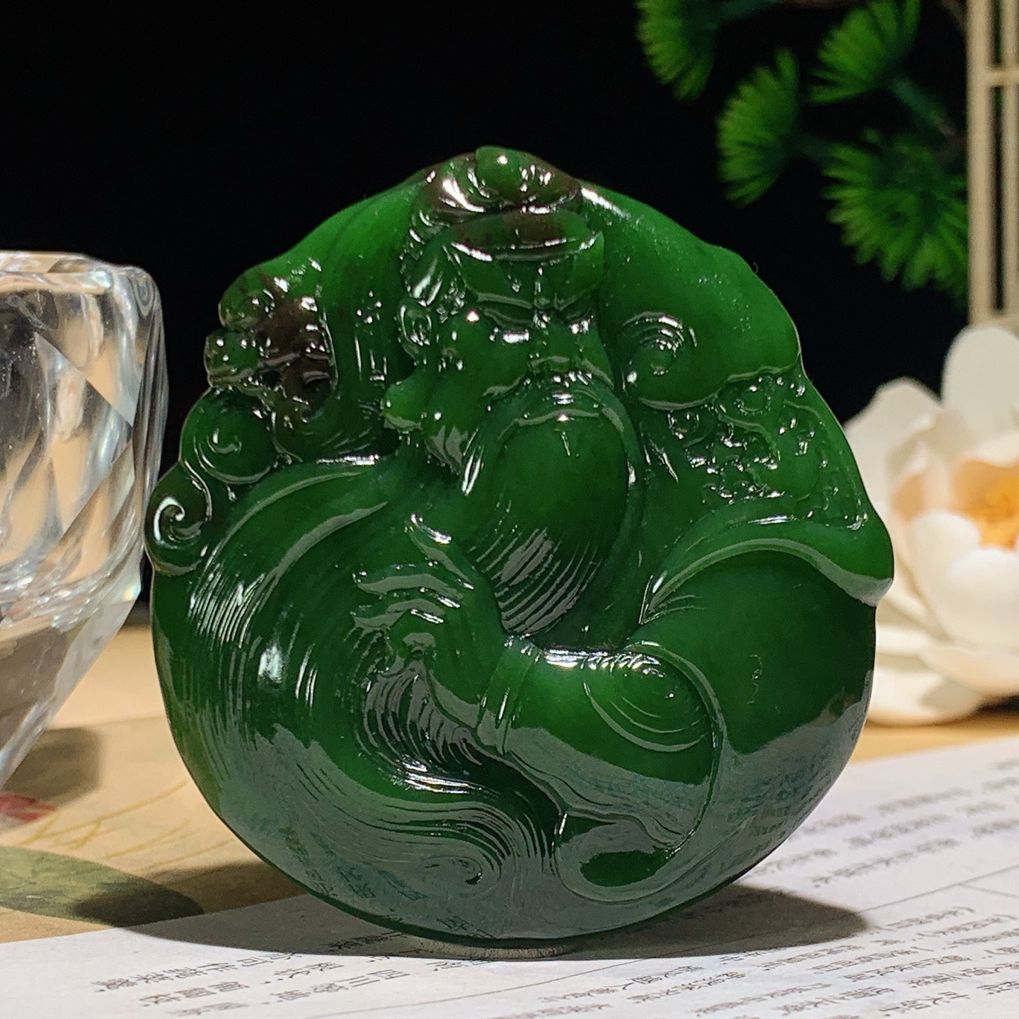 和田玉阳绿红皮料俄罗斯武财神关公挂件 尺寸57/53/12重70.5克，玉质细腻油润 底色纯净 脂粉好，品质好！lt260330