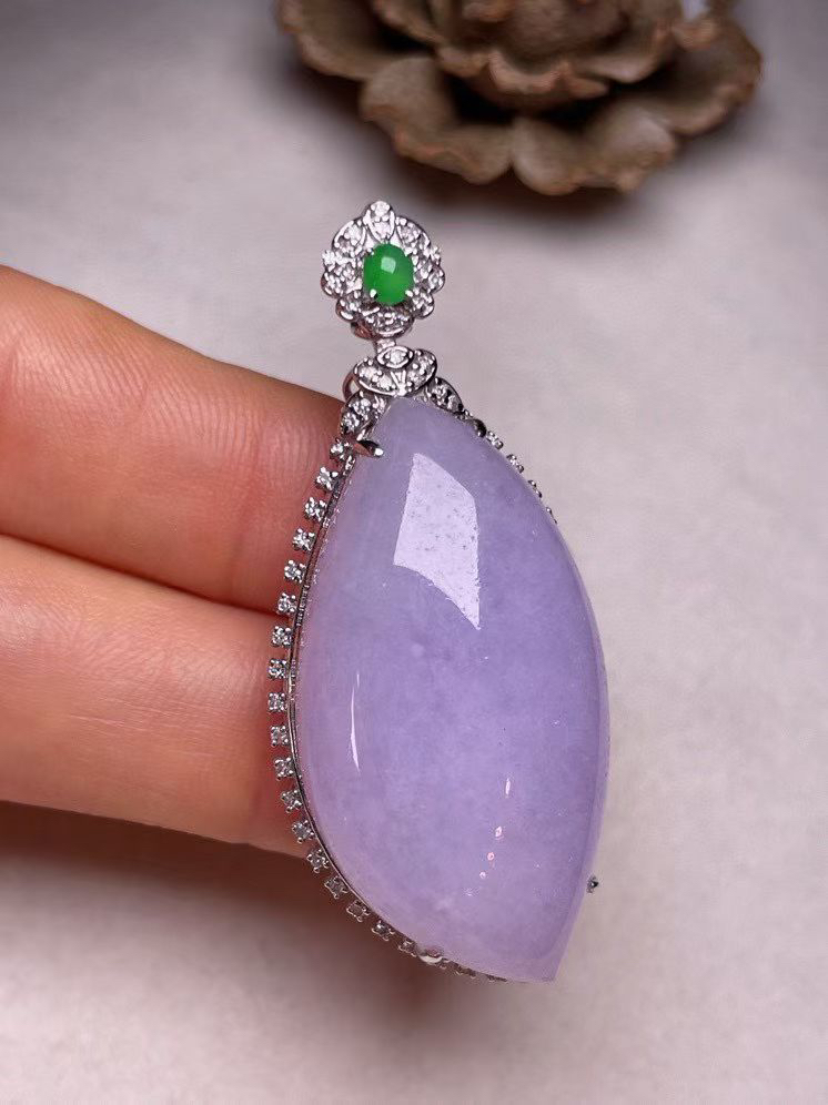 冰糯种紫罗兰随形吊坠、真金真钻镶嵌，种水好，玉质细腻 .裸石尺寸 35.5*18.9